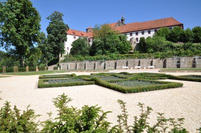 Schloss Bad Iburg mit dem neuen Knotengarten